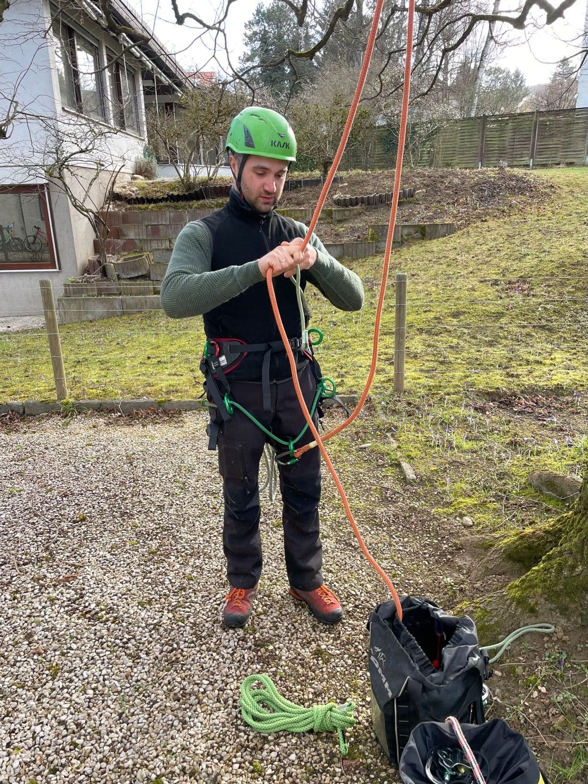 Baumpfleger mit Kletterhelm und Seilausrüstung