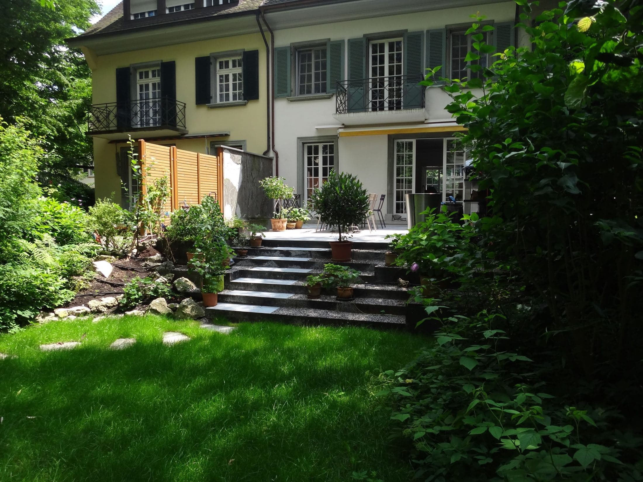 Villengarten mit Natursteintreppe, Rasen und Staudenpflanzung