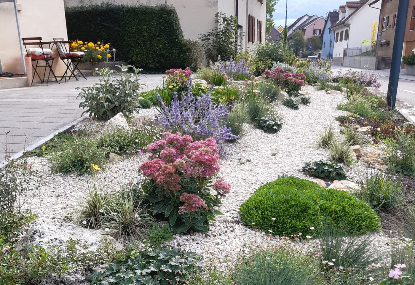 Kiesgarten mit Stauden und Gräsern