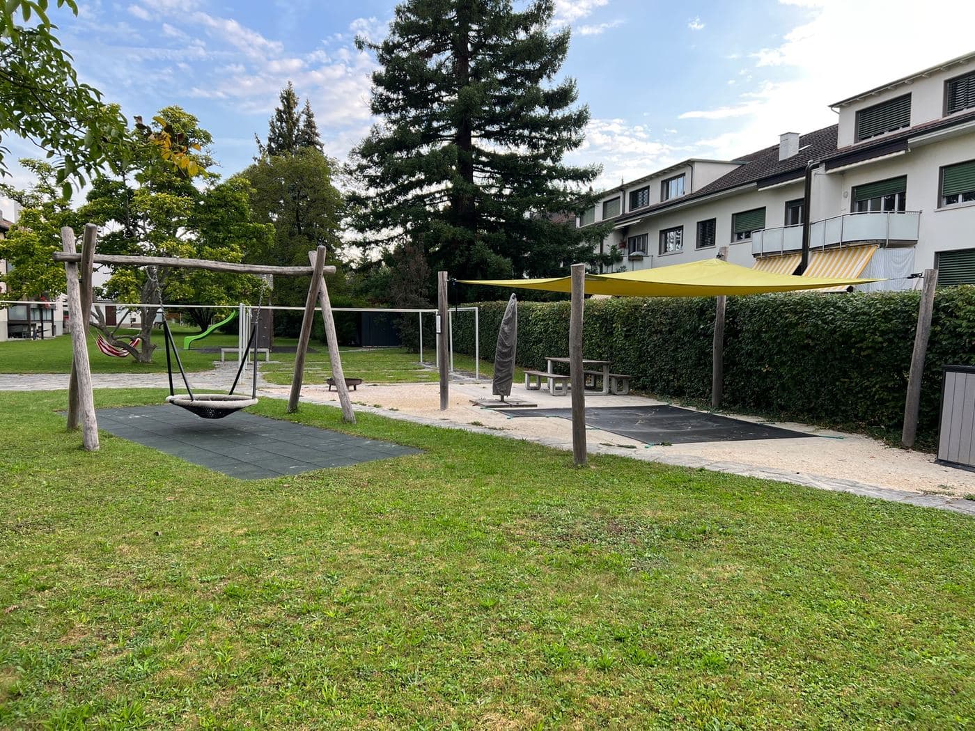 Spielplatz mit Schaukeln auf Rasen