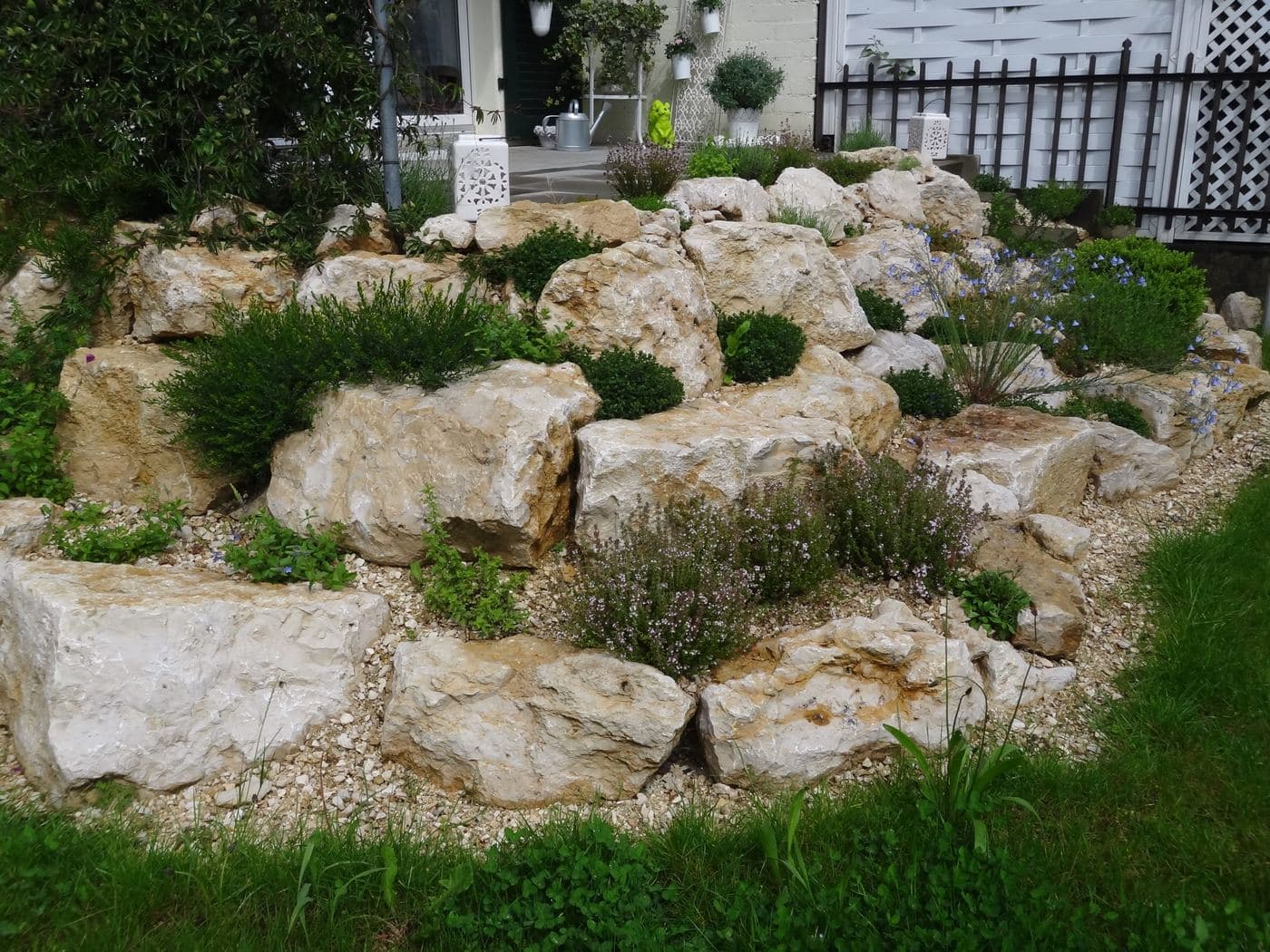 Steingarten mit Kalksteinen und Wildstauden
